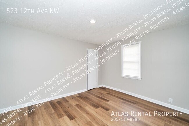Building Photo - 523 12th Ave NW