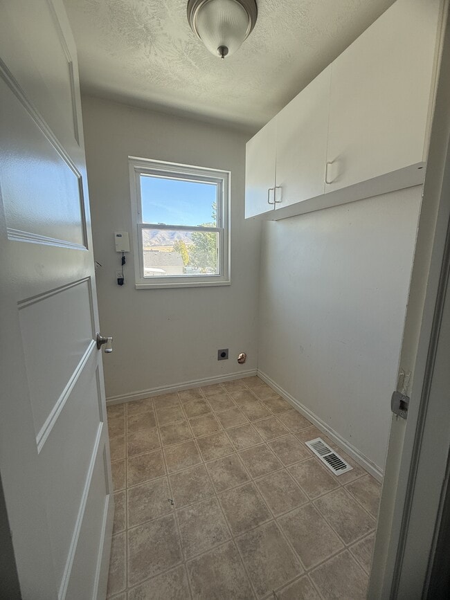 Building Photo - 137 Stern Ct