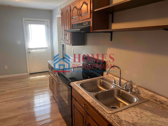 Building Photo - Three Bedroom House | Off Diamond Avenue