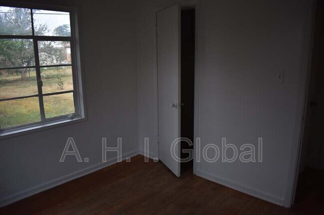 Building Photo - 4634 S Hughes St