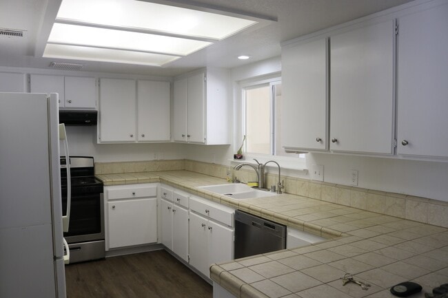Building Photo - 4 bedrooms House for rent