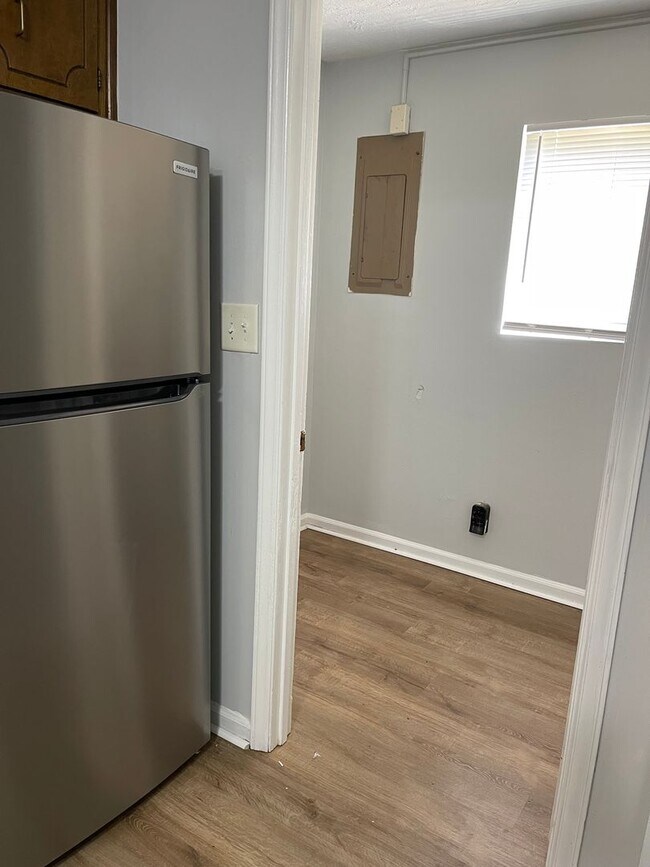 Building Photo - 2 Bedroom/ 1.5 Bathroom Duplex on Old Epps Bridge Rd!  Available early June!