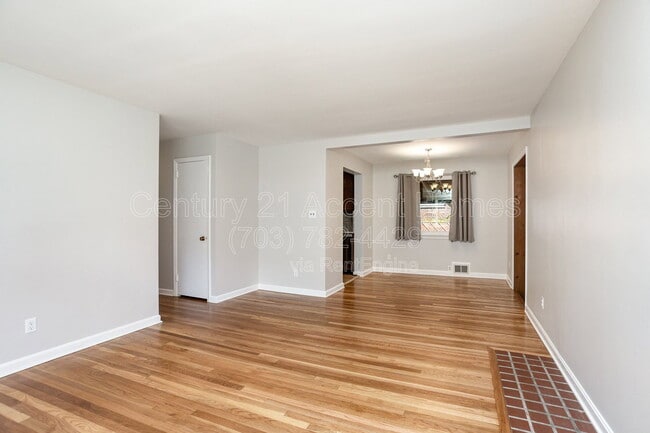 Building Photo - 3233 Holly Hill Dr