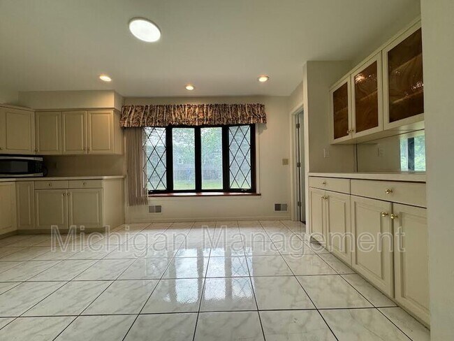 Building Photo - 40250 Pinetree Dr