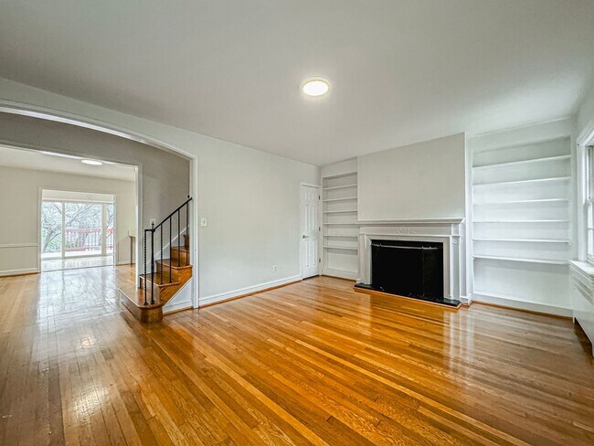 Building Photo - Stunning 4 Bed 3 Bath Tudor-style Brick Townhome In Desired Foxhall