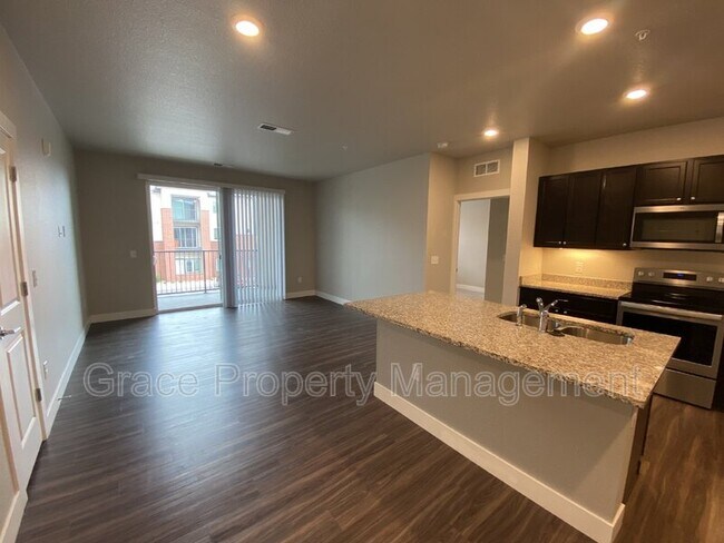Building Photo - 981 S Sable Blvd
