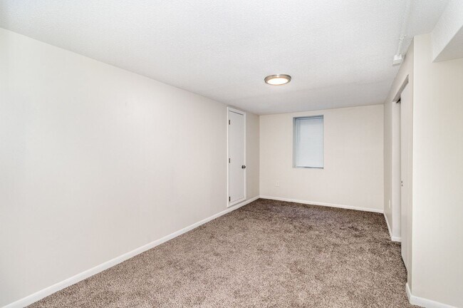 Building Photo - Spacious 5bed|2bath Home w/ Large Backyard & Garage