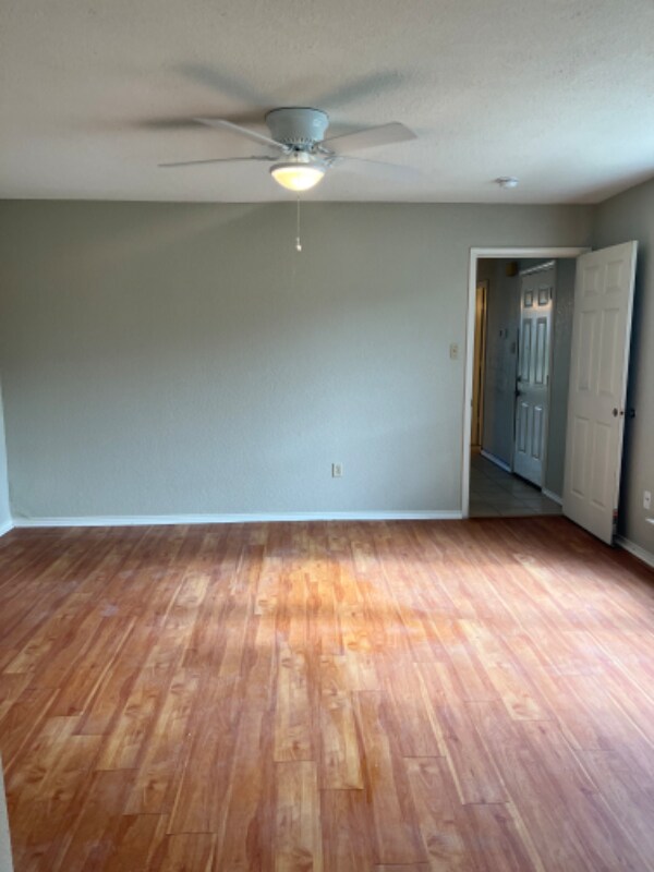 Building Photo - 2402 Summer Pl Dr