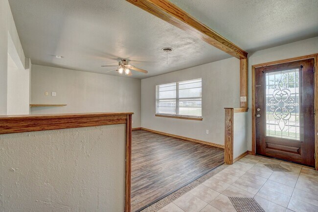 Building Photo - Nice 4 Bed 1.5 Baths Located near Tinker Diagonal
