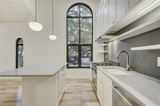 Primary Photo - 211 W Johanna St