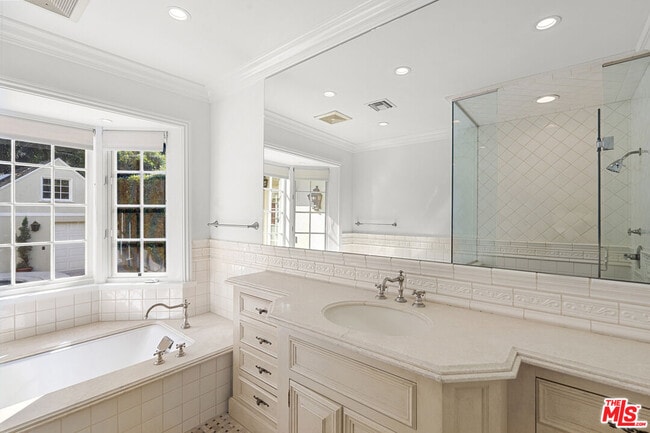 Building Photo - 1240 N Doheny Dr