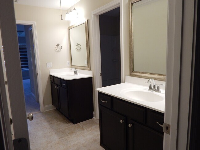 Building Photo - Spacious 6 bedroom, 4 bathroom home!