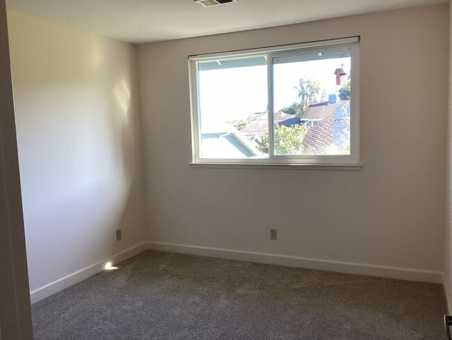 Building Photo - Seacliff Beach!