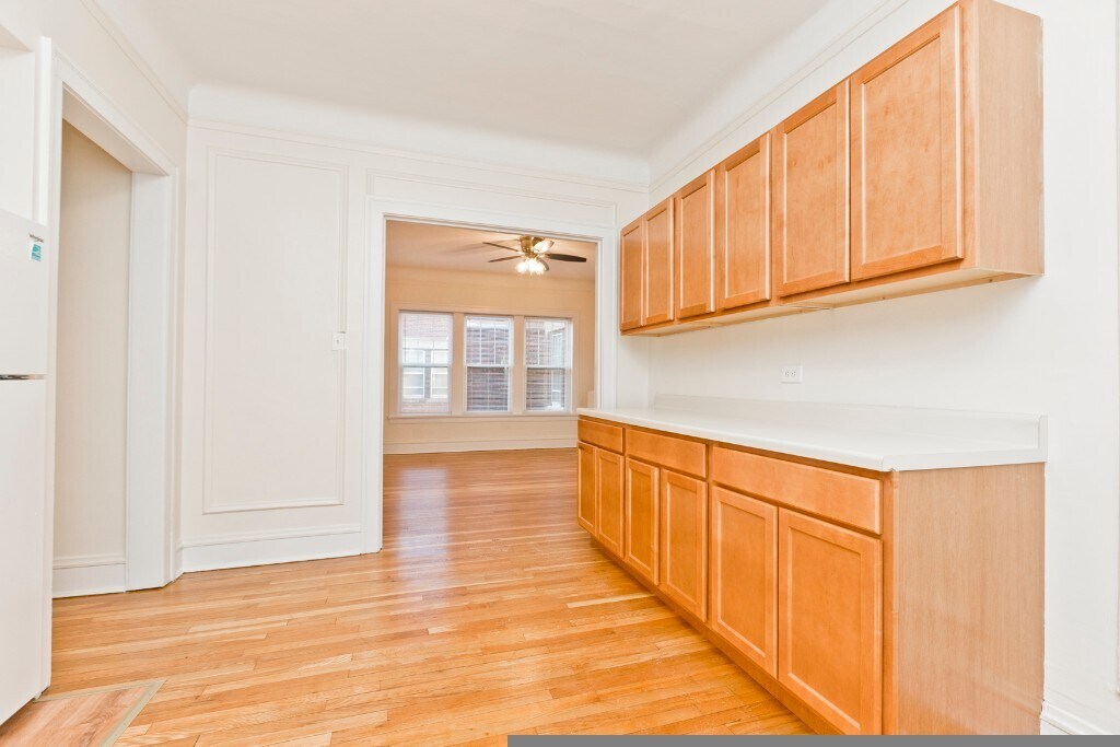 Building Photo - 735 Hinman Ave