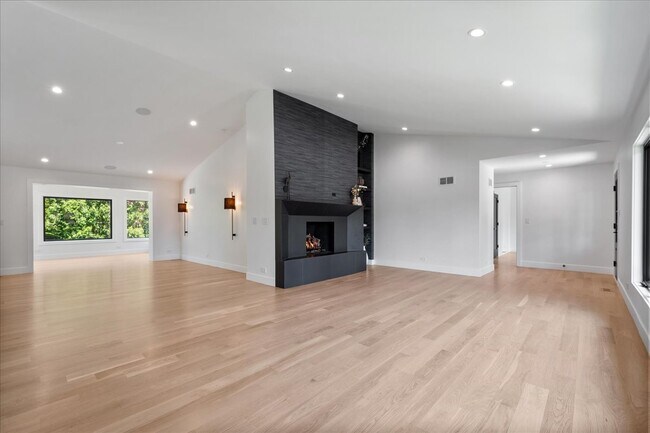 Building Photo - 6600 N Kenton Ave
