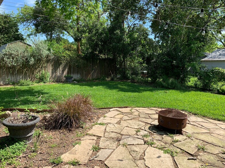 Covered porch and flagstone patio, perfect for entertaining - 309 Irvington Dr