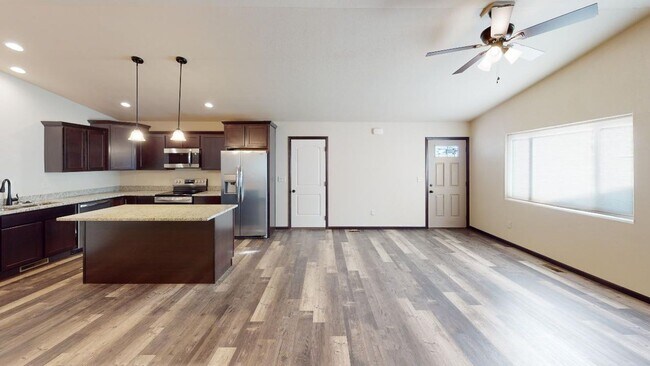 Building Photo - Stylish Living in a 3-Bed, 2-Bath Home wit...