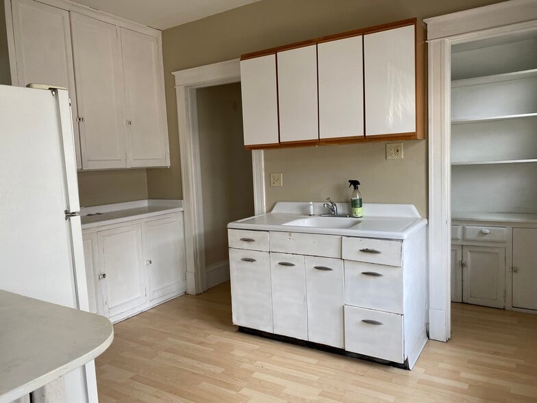 kitchen - 2915 N Farwell Ave