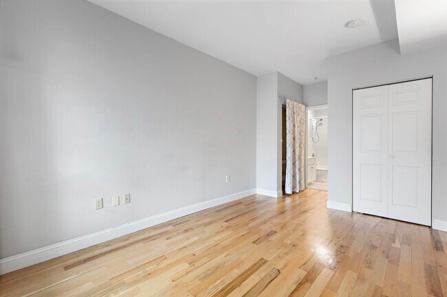 Building Photo - 402 9th St