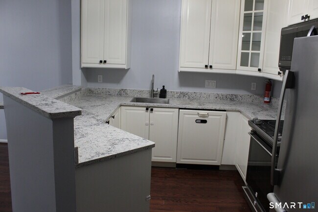 Building Photo - 8 Rose Ln