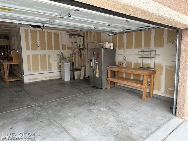 Building Photo - 2805 Alma Lidia Ave