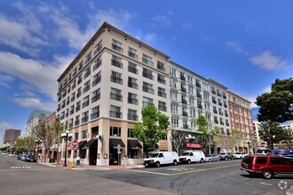 Building Photo - Fully Furnished and Highly Upgraded Corpor...