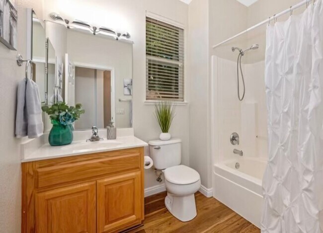 Building Photo - Nice Two Bedroom Two Bathroom Home in Rocklin - Whitney Oaks Ages 55+ Gated Community