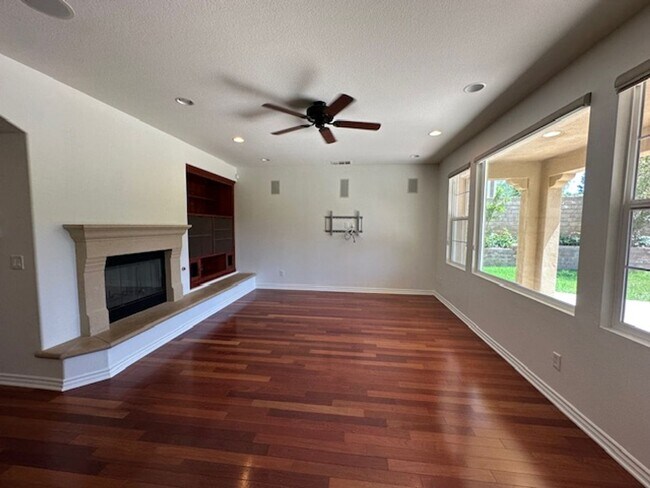 Building Photo - Stunning Executive home with loads of cust...