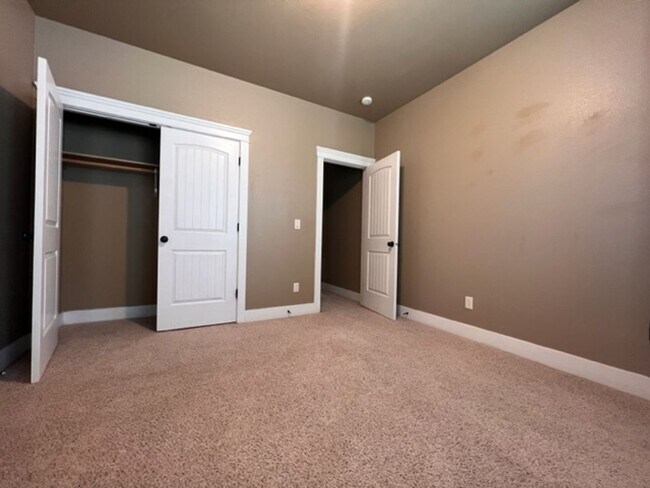 Building Photo - 9024 W Dalton Pl