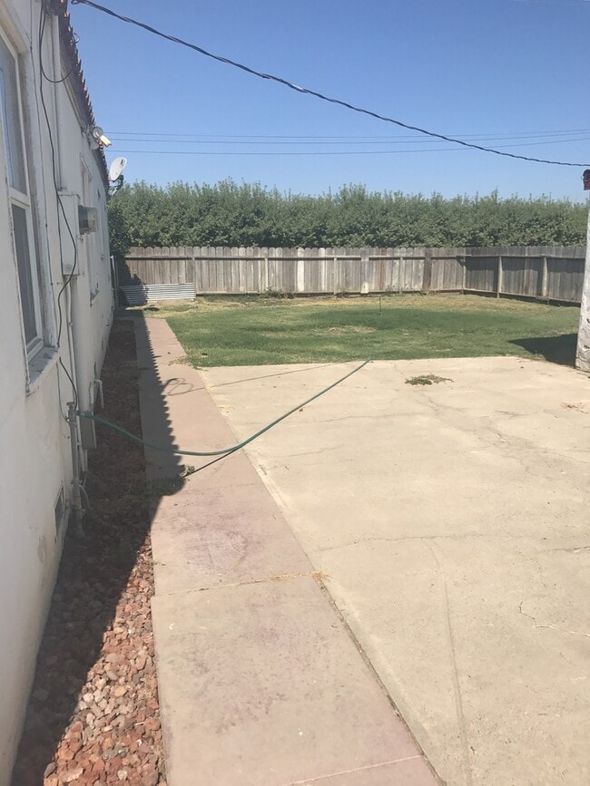 Building Photo - Country home