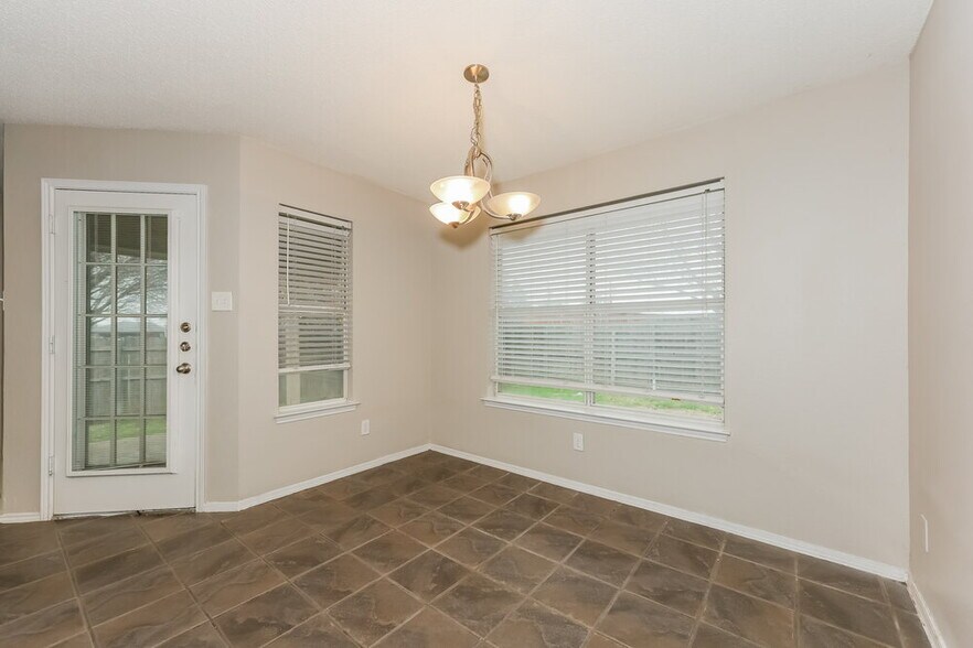 Building Photo - 704 Stonebrooke Dr