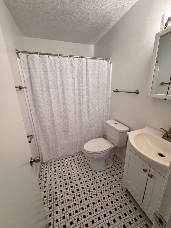 Building Photo - Adorable 2 Bed 1 Bath Town Home at Lupton Flats