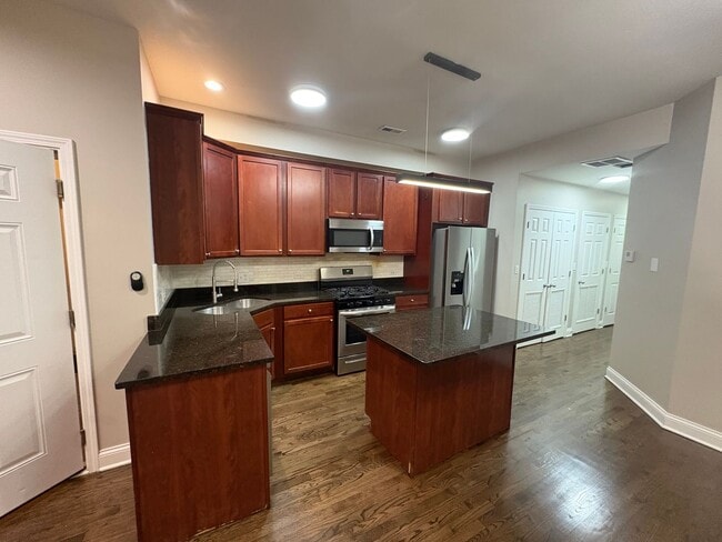 Building Photo - Spacious 2BD/2BA w/ High Ceilings + Modern...