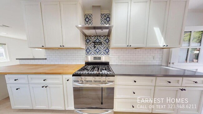 Building Photo - 5844 Vesper Ave
