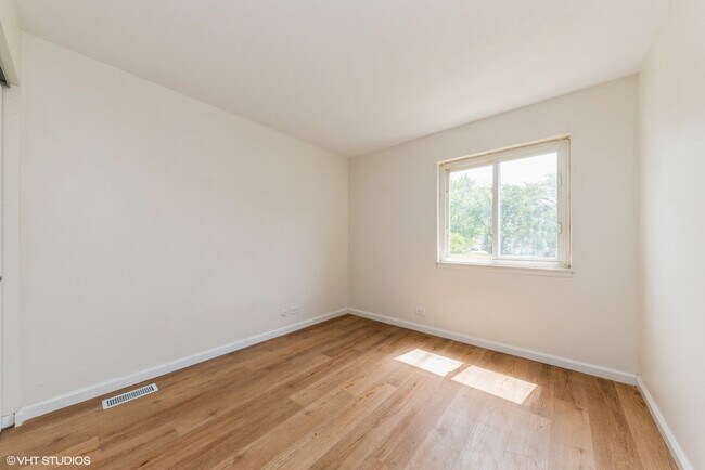 Building Photo - 1110 Cove Dr