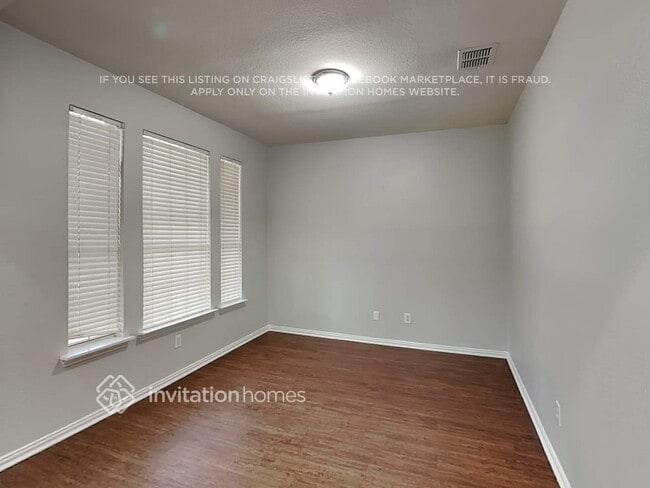 Building Photo - 1525 Swan Lake Dr