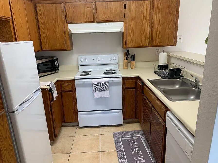 Building Photo - 1190 S Winery Ave