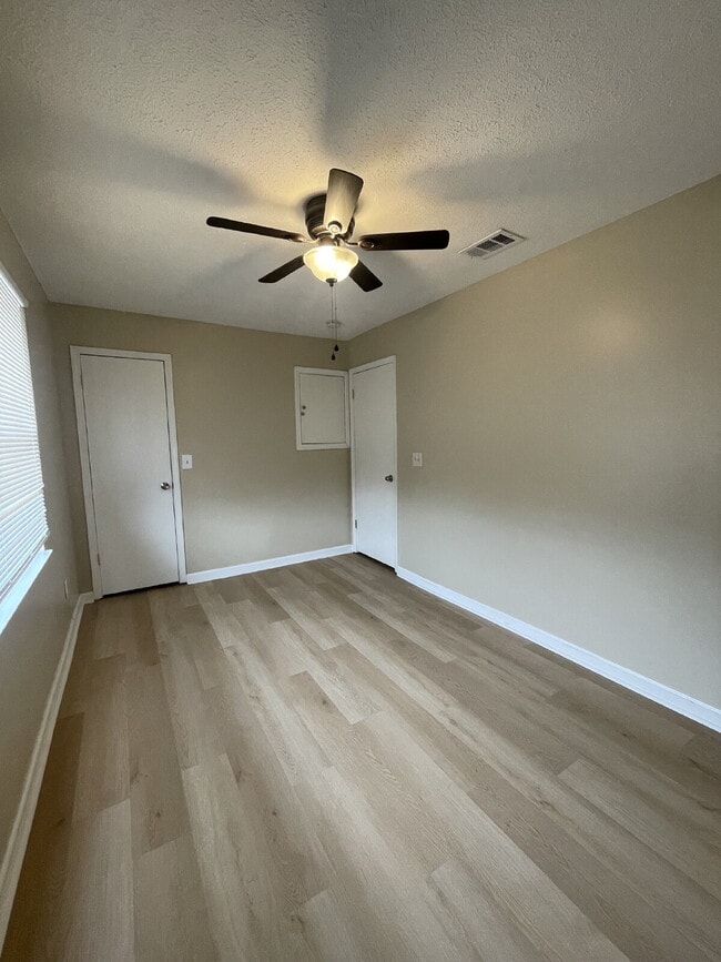 Building Photo - 2/1.5 Townhouse, Fenced Backyard, Located ...