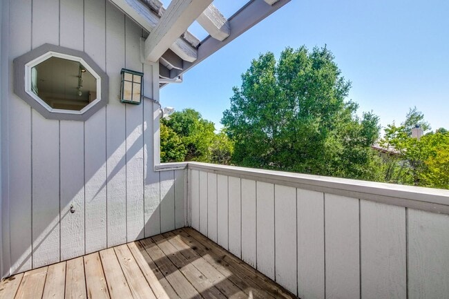 Building Photo - Large 3,767 sqft home on a 10,000 sqft lot- 2 bed located on 1st floor w/ separate entrance - Top...