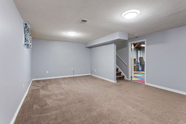 Building Photo - Southgelnn Townhome - 3 Bedrooms - 3 Bathr...
