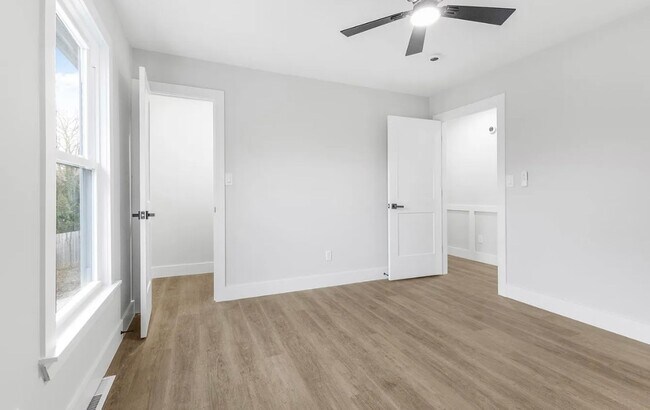 Building Photo - Move in Ready Stunning 4/3 Close To Everything In Greenville!