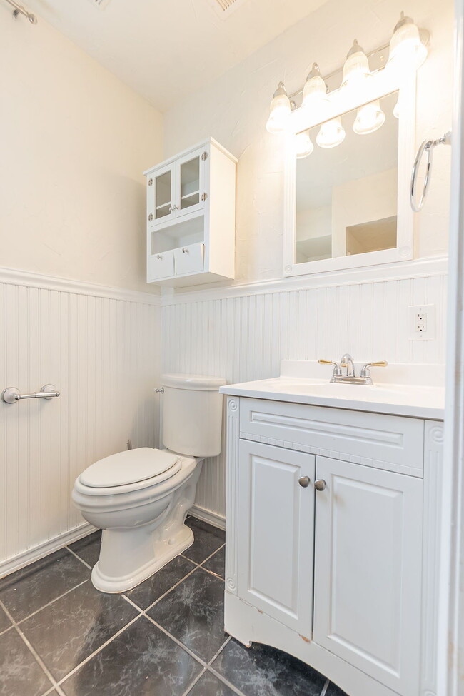 Building Photo - Large Tri-Level Home