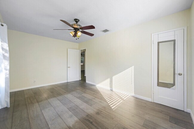 Building Photo - 1535 Plunkett St