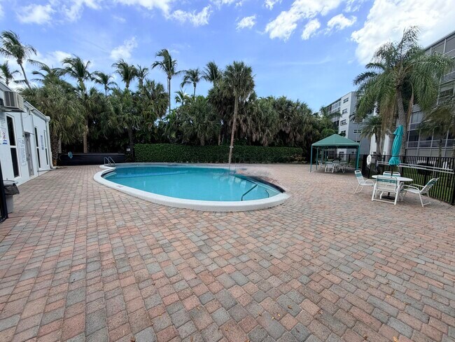 Building Photo - 1000 NE 14th Ave