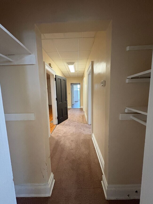 Building Photo - Apartment located inside beautiful historcal home in Lynchburg!