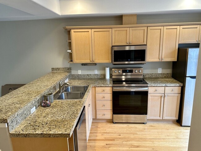 Building Photo - 2Bd/2.5Ba Issaquah Townhouse