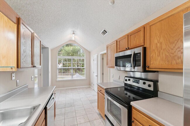 Building Photo - AVAILABLE OCTOBER 2025! [PET FRIENDLY]