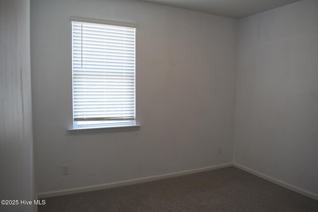 Building Photo - 832 Delta Ct