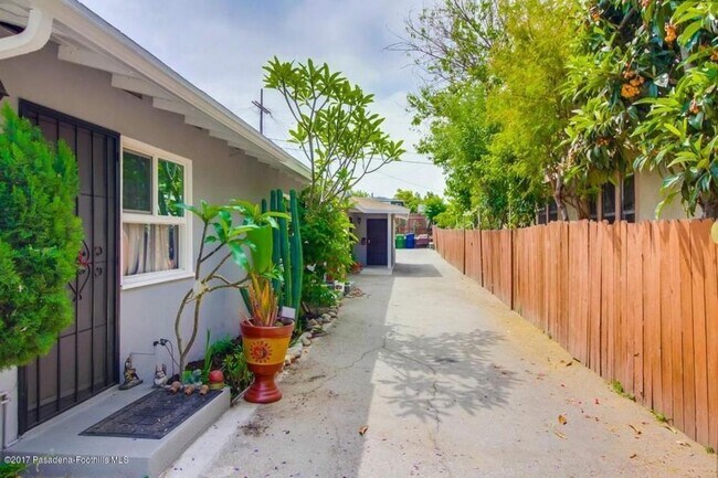 Building Photo - 2652 Granada Ave