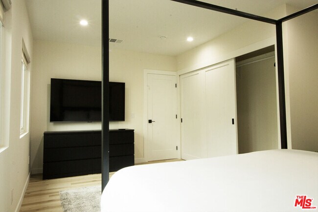 Building Photo - 9042 Phyllis Ave